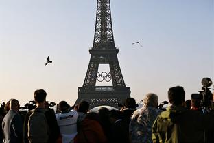 巴黎里昂球迷大冲突？大巴被点燃&高速收费站起火 38人受伤